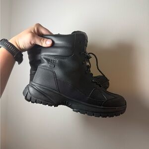 Ugg black YOSE boot